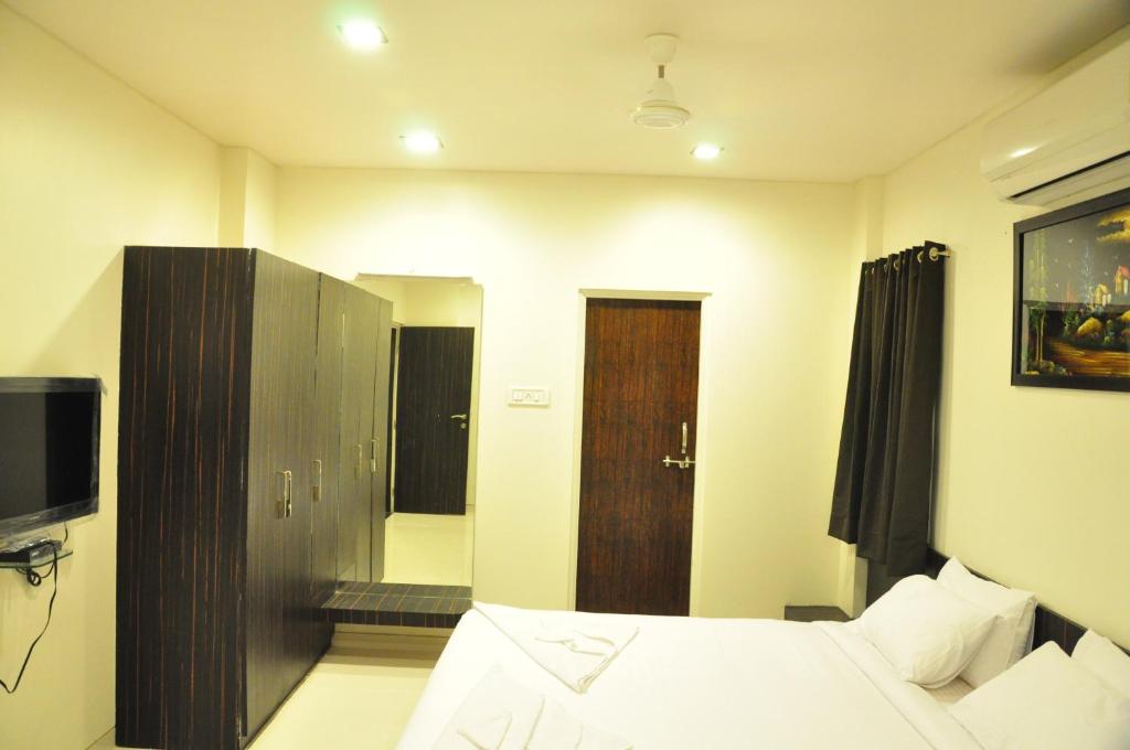 Avon Special Suit Room